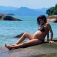 Nanda Costa deixou barriga de gravidez à mostra em foto de biquíni