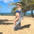 Lorena Improta posou de biquíni exibindo a barriga de grávida