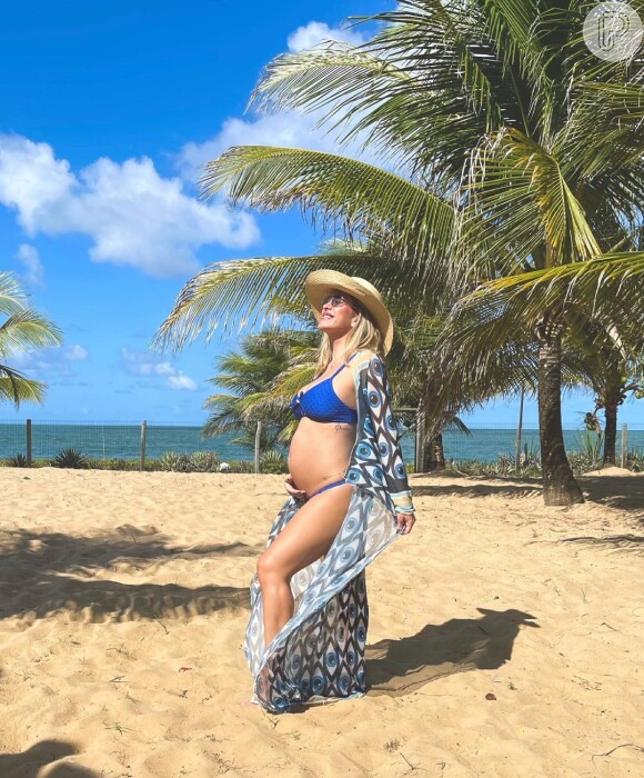 Lorena Improta posou de biquíni exibindo a barriga de grávida