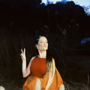 Juliette Freire brincou com fãs após elogios por performance no 'Criança Esperança' ao posar com cacto: 'Vocês sempre comigo'