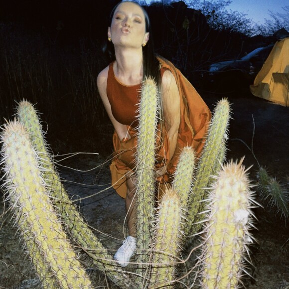 Juliette Freire brincou com fãs após elogios por performance no 'Criança Esperança' e agradeceu apoio da web ao posar com cacto, apelido de seu fã-clube