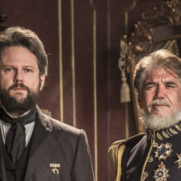 Na novela 'Nos Tempos do Imperador', Caxias (Jackson Antunes) convence Dom Pedro II (Selton Mello) de viagem pelo Brasil para se aproximar de políticos locais