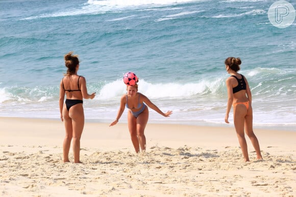 Larissa Manoela e amigas se encontraram em praia do Rio