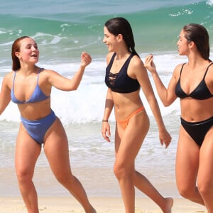 Larissa Manoela colocou o papo em dia com amigas em praia do RJ