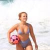 Larissa Manoela apostou em biquíni hot pant para curtir praia com amigas