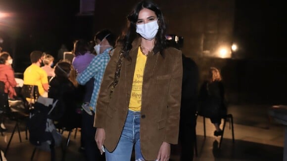 Bruna Marquezine usa blazer, jeans destroyed e bolsa de grife em evento beneficente