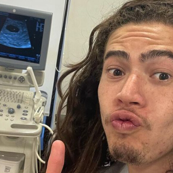 Whindersson Nunes contou no Twitter que acordou com saudades do filho, e dispensou ajuda das pessoas: 'Comentários me deixam chateado'
