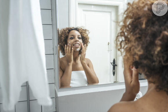 Cuidados caseiros também ajudam a prevenir o envelhecimento da pele do rosto