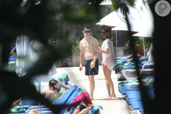 Kevin Jonas foi flagrado com a mulher na piscina do hotel que está hospedado no Rio de Janeiro, em 11 de março de 2013