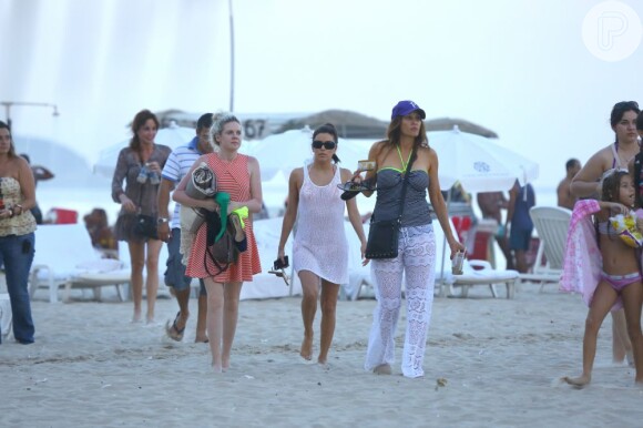 A atriz foi esteve na praia com a equipe que a acompanha na viagem ao Brasil