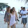 A atriz passou o dia curtindo a praia de Copacabana no Rio