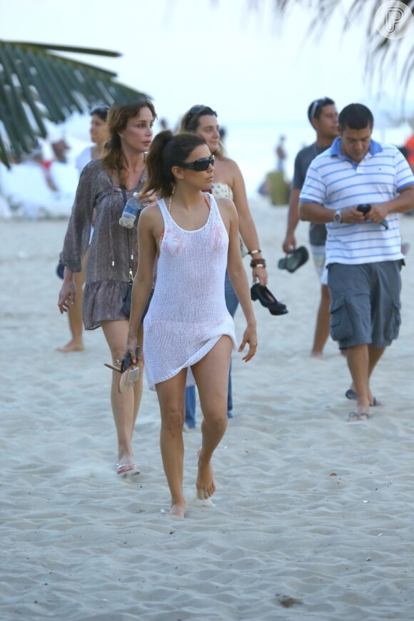 A atriz passou o dia curtindo a praia de Copacabana no Rio