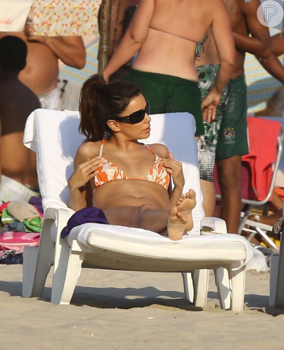 Eva colocou o bronzeado em dia nas areias de Copacabana