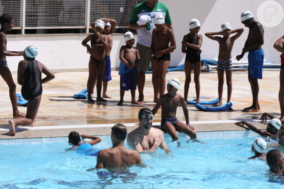 Eles se divertiram com os pequenos no Centro Esportivo da Rocinha, no Rio
