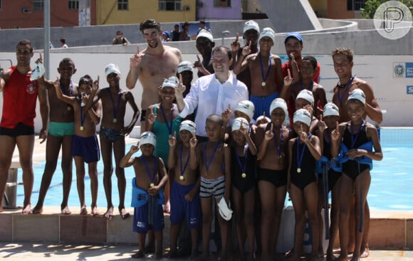 Os dois posaram com os jovens alunos no final da aula. Phelps distribuiu medalhas para todos os que participaram