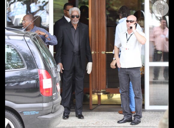 Morgan Freeman foi flagrado ao deixar o Hotel Copacabana Palace nesta segunda-feira, 11 de março de 2013