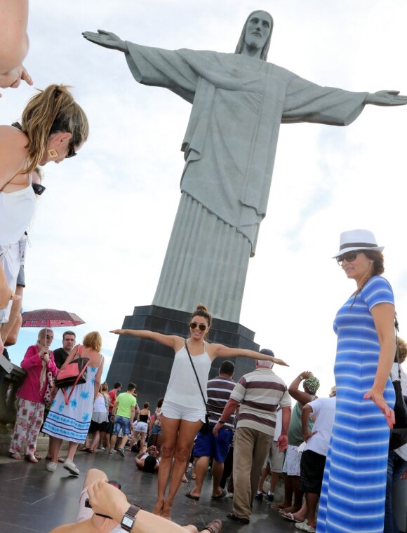 Eva Longoria visitou o Cristo Redentor e fez a tradicional pose imitando a forma da imagem