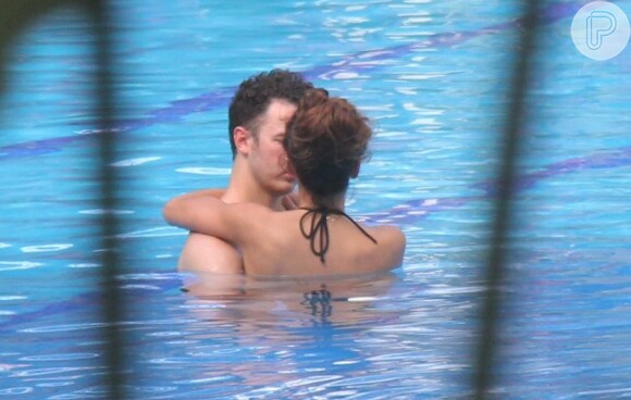Kevin Jonas e Danielle se beijaram na piscina em clima romântico nesta segunda, 11 de março