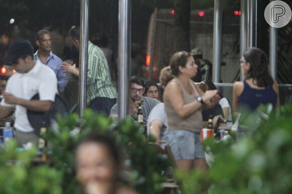 Michael foi flagrado tomando cerveja em um quiosque de Copacabana