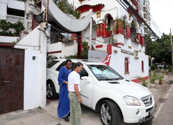 A atriz ficou pouco tempo e deixou o local dentro do carro para não ser fotografada