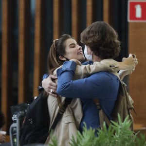Giulia Be e Romulo Arantes Neto foram fotografados em clima romântico no aeroporto