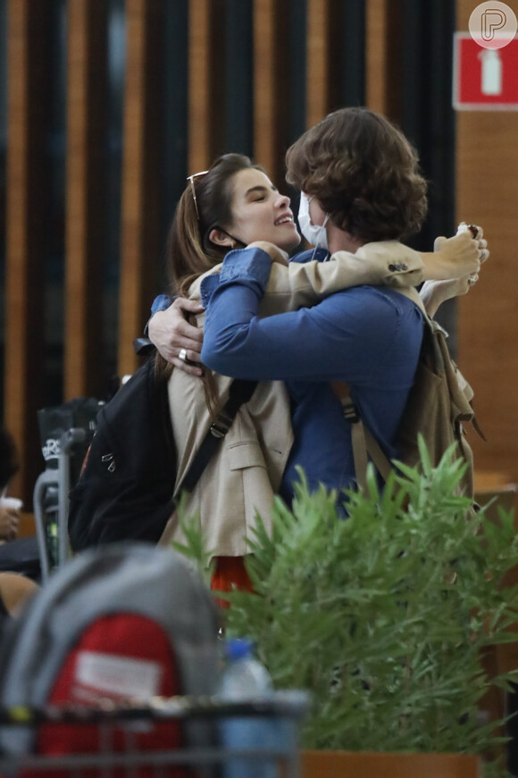 Giulia Be e Romulo Arantes Neto foram fotografados em clima romântico no aeroporto