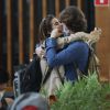 Giulia Be ganha beijo de Romulo Arantes Neto em aeroporto