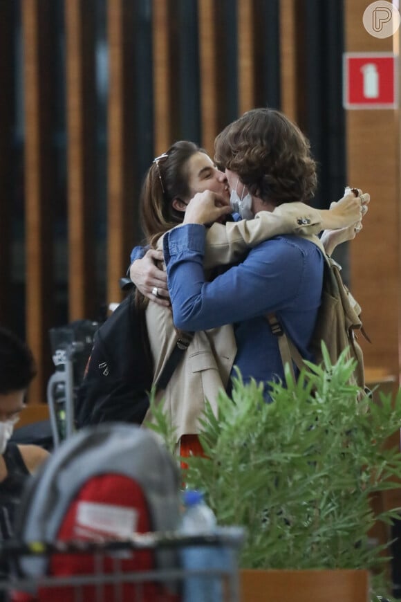 Giulia Be ganha beijo de Romulo Arantes Neto em aeroporto