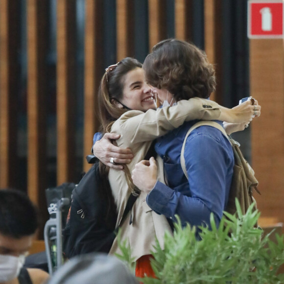 Giulia Be fica sorridente após beijo de Romulo Arantes Neto