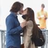 Giulia Be e Romulo Arantes Neto trocam beijos em aeroporto. Fotos!