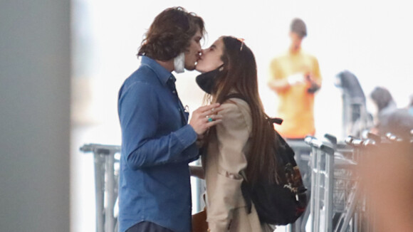 Casal novo? Giulia Be e Romulo Arantes Neto trocam beijos em aeroporto. Fotos!