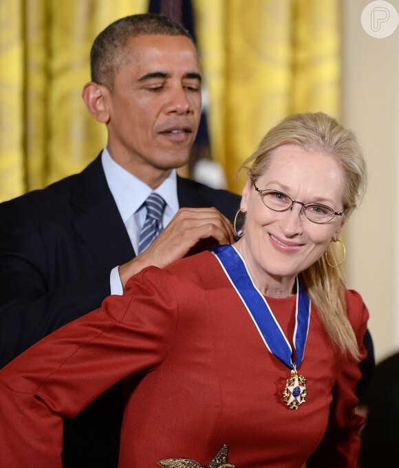 Meryl Streep recebe a Medalha da Liberdade das mãos de Barack Obama durante cerimônia na Casa Branca, em 24 de novembro de 2014