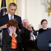 Isabel Allende se emociona ao receber a Medalha da Liberdade das mãos de Barack Obama durante cerimônia na Casa Branca, em 24 de novembro de 2014