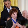 Isabel Allende recebe a Medalha da Liberdade das mãos de Barack Obama durante cerimônia na Casa Branca, em 24 de novembro de 2014