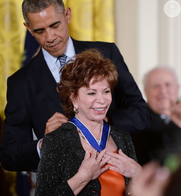 Isabel Allende recebe a Medalha da Liberdade das mãos de Barack Obama durante cerimônia na Casa Branca, em 24 de novembro de 2014