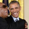 Stevie Wonder recebe a Medalha da Liberdade das mãos de Barack Obama durante cerimônia na Casa Branca, em 24 de novembro de 2014