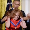 Marlo Thomas recebe a Medalha da Liberdade das mãos de Barack Obama durante cerimônia na Casa Branca, em 24 de novembro de 2014