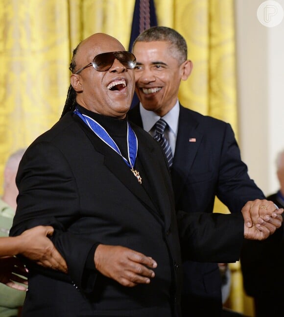 Stevie Wonder recebe a Medalha da Liberdade das mãos de Barack Obama durante cerimônia na Casa Branca, em 24 de novembro de 2014