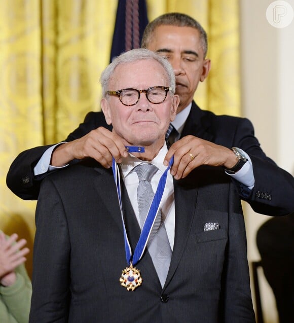 O jornalista Tom Brokaw recebe a Medalha da Liberdade das mãos de Barack Obama durante cerimônia na Casa Branca, em 24 de novembro de 2014