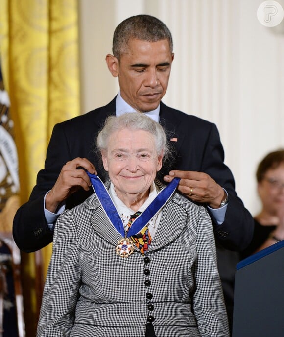 Mildred Dresselhaus recebe a Medalha da Liberdade das mãos de Barack Obama durante cerimônia na Casa Branca, em 24 de novembro de 2014