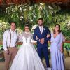 Viviane Araújo e Guilherme Militão posam com amigos em festa de casamento
