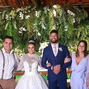 Viviane Araújo e Guilherme Militão posam com amigos em festa de casamento