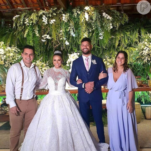 Viviane Araújo e Guilherme Militão posam com amigos em festa de casamento