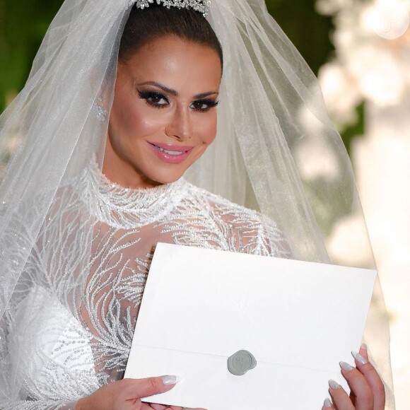 Viviane Araújo escolheu um convite clean e branco para o casamento