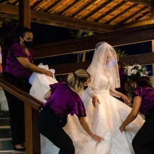 Viviane Araújo escolheu vestido com cauda e volume para seu casamento