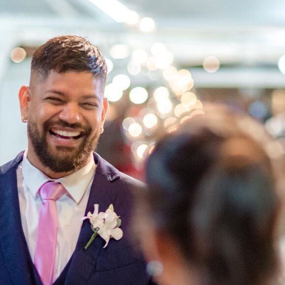 Vivi Araújo e o noivo, Guilherme Militão, se divertiram na cerimônia de casamento