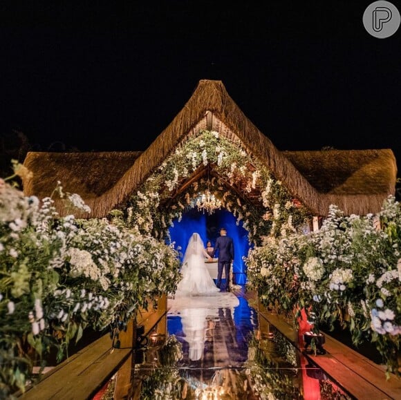Casamento de Viviane Araújo teve decoração rústica e repleta de flores brancas