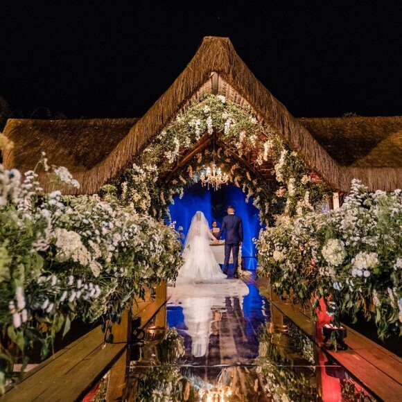 Casamento de Viviane Araújo teve decoração rústica e repleta de flores brancas