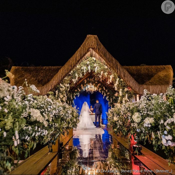 Casamento de Viviane Araújo teve decoração rústica e repleta de flores brancas