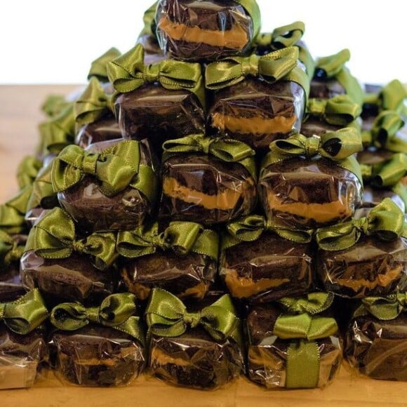 Casamento de Viviane Araújo teve brownie recheado em mesa de doces